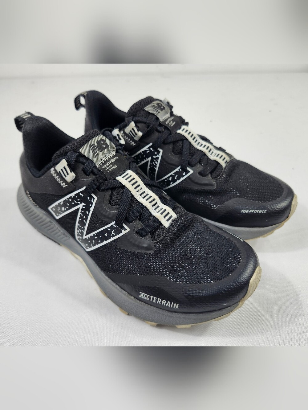 New Balance Womens 7 D Black All-Terrain Running Shoes
